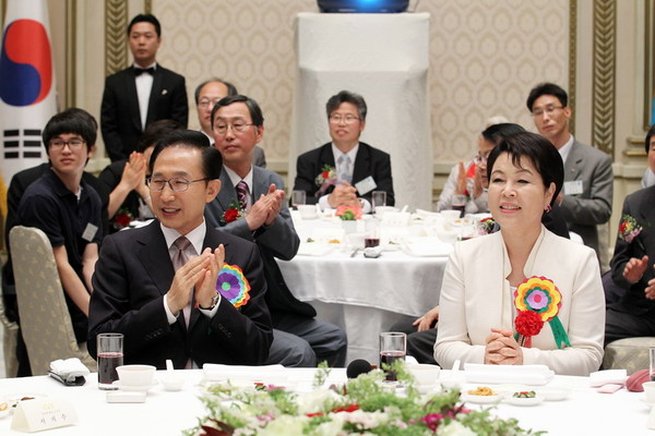 ▲ 이명박 대통령과 김윤옥 여사가 8일 청와대에서 효행자 및 장한어버이들을 초청, 오찬을 함께하며 격려 건배를 하고 있다. ⓒ 청와대