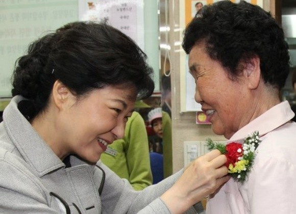 ▲ 새누리당 박근혜 비대위원장이 어버이날인 8일 용산노인종합복지관을 방문, 어르신에게 카네이션 꽃을 달아주고 있다. ⓒ 연합뉴스