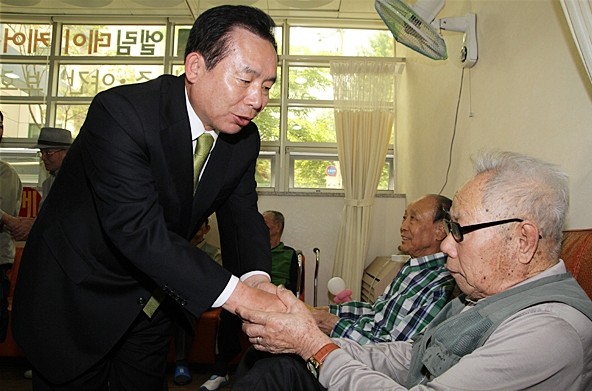 ▲ 자유선진당 이인제 비대위원장 등 지도부가 어버이날을 하루 앞둔 7일 영등포노인케어센터를 위로방문했다. ⓒ 자유선진당