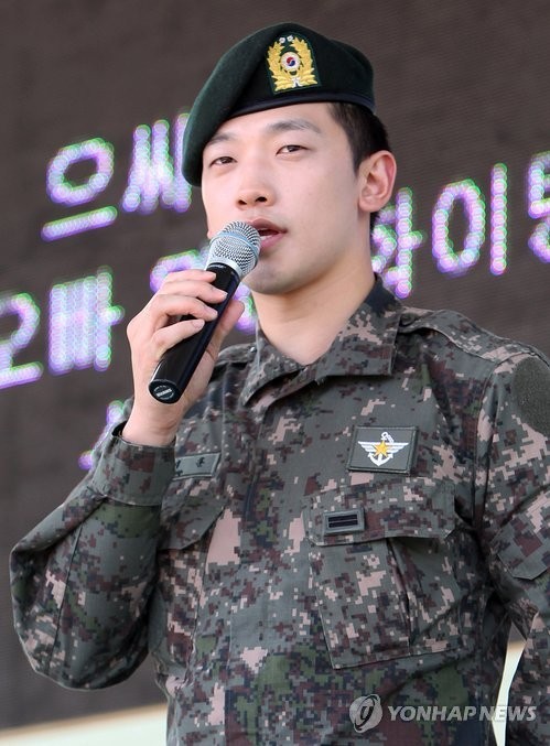 ▲ 8일 오후 경기도 의정부시 용현동 제306보충대에서 열린 현역병 입영문화제에서 병무홍보대사 정지훈이 인사하고 있다. ⓒ 연합뉴스