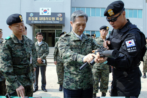 ▲ 김관진 국방장관이 특전사 대태러 부대장으로부터 요원들이 사용하는 무기에 대해 설명을 듣고 있다. 김 장관이 살펴보는 무기는 오스트리아製 TMP 기관권총을 베이스로 스위스 Brogger & Thomet사가 만든 MP-9 기관권총.