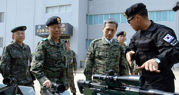 ▲ 김관진 국방장관이 특전사 대태러 부대장으로부터 요원들이 사용하는 저격총에 대해 설명을 듣고 있다. 사진 오른쪽의 저격총은 H&K사의 PSG-1 저격총이다.