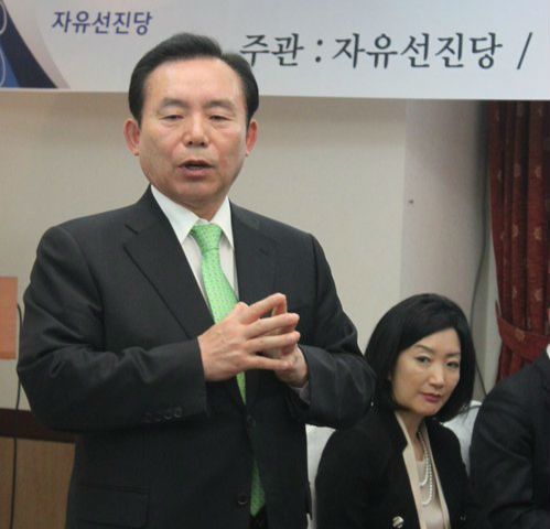 ▲ 자유선진당 이인제 비상대책위원장이 지난달 28일 오후 대전 계룡스파텔에서 열린 광역ㆍ기초자치단체장과의 만찬간담회에서 인사말을 하고 있다. ⓒ연합뉴스