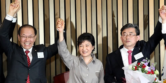 ▲ 박근혜 비상대책위원장이 새누리당의 신임 원내대표로 선출된 이한구 의원(오른쪽)과 황우여 전 원내대표의 손을 잡고 있다. ⓒ연합뉴스