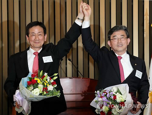 ▲ 새누리당 새 원내대표로 선출된 4선의 친박 핵심인 이한구 의원(우)과 정책위위의장에 선출된 3선의 진영 의원이 9일 국회에서 열린 원내대표 경선을 마치고 나서 손을 들어 지지자들에게 답례하고 있다. ⓒ연합뉴스