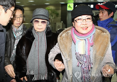 ▲ 지난 1월1일 윤이상의 부인 이수자(왼쪽)씨가 딸 윤정씨와 함께 김정일을 조문한 뒤 부산 김해공항으로 입국, 취재진의 질문을 받고 있다. ⓒ연합뉴스
