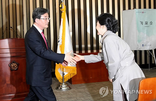 ▲ 새누리당 박근혜 비대위원장이 새 원내대표로 선출된 이한구 의원이 9일 국회에서 열린 원내대표 경선을 마치고 나서 인사하고 있다. ⓒ 연합뉴스