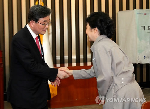 ▲ 새누리당 박근혜 비대위원장과 새 원내대표로 선출된 이한구 의원이 9일 국회에서 열린 원내대표 경선 이후 악수를 하고 있다. ⓒ연합뉴스