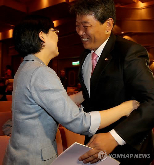 ▲ 통합진보당 이정희 대표와 같은 당권파인 김선동 의원이 8일 국회에서 열린 진상조사위원회와 보고서 재검증을 위한 공청회에서 포옹하고 있다. ⓒ연합뉴스