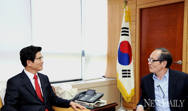 ▲ 대권 도전을 선언한 김문수 경기도지사가  인보길 대표와 만나 그동안의 소회와 앞으로의 계획을 밝히고 있다. ⓒ 양호상 기자