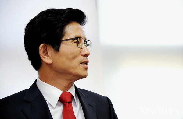 ▲ 대권 도전을 선언한 김문수 경기도지사가  인보길 대표와 만나 그동안의 소회와 앞으로의 계획을 밝히고 있다. ⓒ 양호상 기자