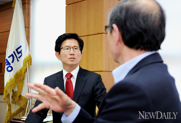 ▲ 대권 도전을 선언한 김문수 경기도지사가  인보길 대표와 만나 그동안의 소회와 앞으로의 계획을 밝히고 있다. ⓒ 양호상 기자