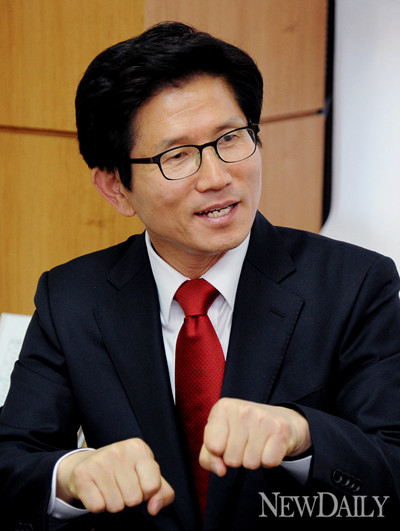 ▲ 대권 도전을 선언한 김문수 경기도지사가  인보길 대표와 만나 그동안의 소회와 앞으로의 계획을 밝히고 있다. ⓒ 양호상 기자