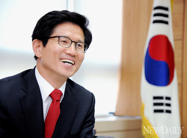 ▲ 대권 도전을 선언한 김문수 경기도지사가  인보길 대표와 만나 그동안의 소회와 앞으로의 계획을 밝히고 있다. ⓒ 양호상 기자