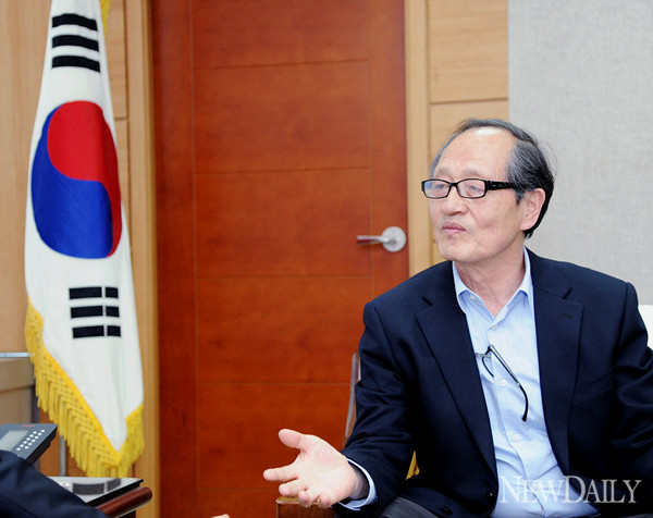 ▲  인보길 대표가 김문수 경기지사와의 인터뷰에서 질문을 하고 있다. ⓒ 양호상 기자