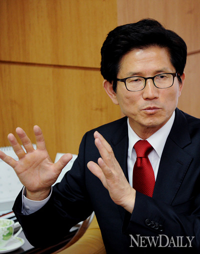 ▲ 대권 도전을 선언한 김문수 경기도지사가  인보길 대표와 만나 그동안의 소회와 앞으로의 계획을 밝히고 있다. ⓒ 양호상 기자