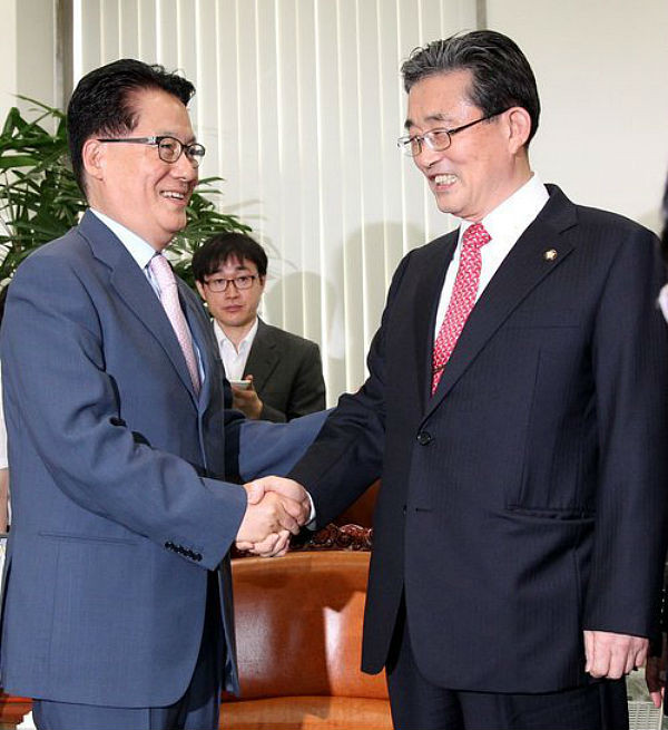 ▲ 새누리당 이한구 신임 원내대표(우)가 10일 국회 민주통합당 대표실을 방문, 박지원 원내대표와 인사를 나누고 있다. ⓒ연합뉴스