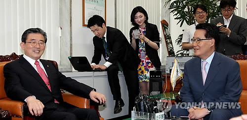 ▲ 새누리당 이한구 신임 원내대표(좌)가 10일 국회 민주통합당 대표실을 방문, 박지원 원내대표와 대화를 나누고 있다. ⓒ연합뉴스