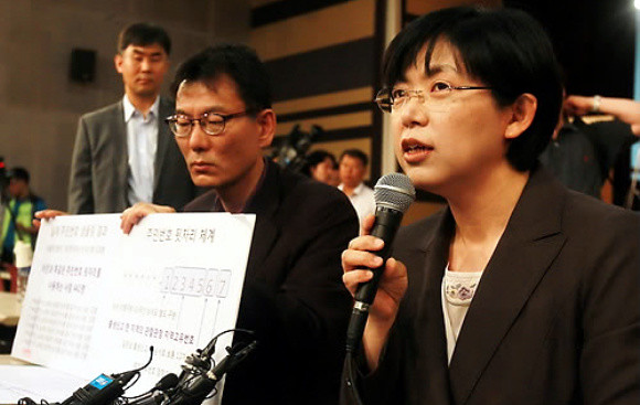 ▲ 10일 오후 서울 동작구 대방동 서울여성플라자에서 열린 통합진보당 전국운영위원회의에 앞서 이정희 공동대표와 김승교 선관위원장이 '유령당원'의혹과 관련해 기자회견을 하고 있다. ⓒ 연합뉴스