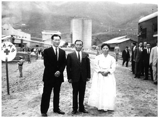 ▲ 1964년 단양 시멘트공장 준공 당시 공장을 방문한 박정희 대통령과 정주영 사장 부부 ⓒ조선닷컴