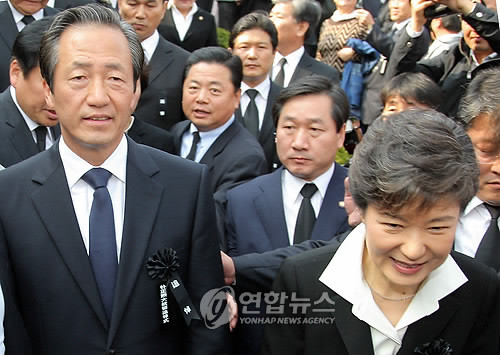 ▲ 2009년 10월26일 한나라당 박근혜 전 대표와 정몽준 의원이 국립서울현충원에서 열린 박정희 前 대통령 서거 30주기 추도식에서 분향을 마친 뒤 함께 식장을 나서고 있다. ⓒ연합뉴스