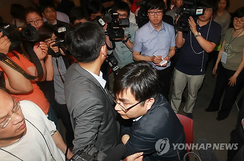 ▲ 10일 오후 서울 동작구 대방동 서울여성플라자에서 열린 통합진보당 전국운영위원회의에서 일반 당원들의 참관을 금지하자 당원들이 항의하고 있다. ⓒ 연합뉴스