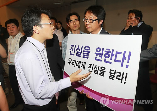 ▲ 10일 오후 서울 동작구 대방동 서울여성플라자에서 열린 통합진보당 전국운영위원회의에서 일반 당원들의 참관을 금지하자 당원들이 항의하고 있다. ⓒ 연합뉴스