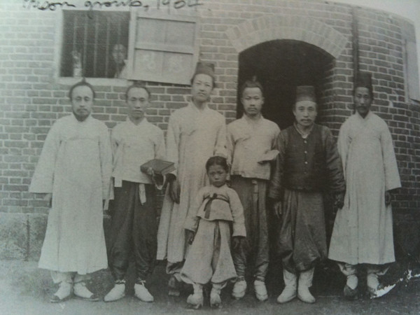 ▲ 감옥에서 옥중학교를 열어 죄수들에게 성경공부도 시켰다. 왼쪽서 세번째가 이승만.(1904년).