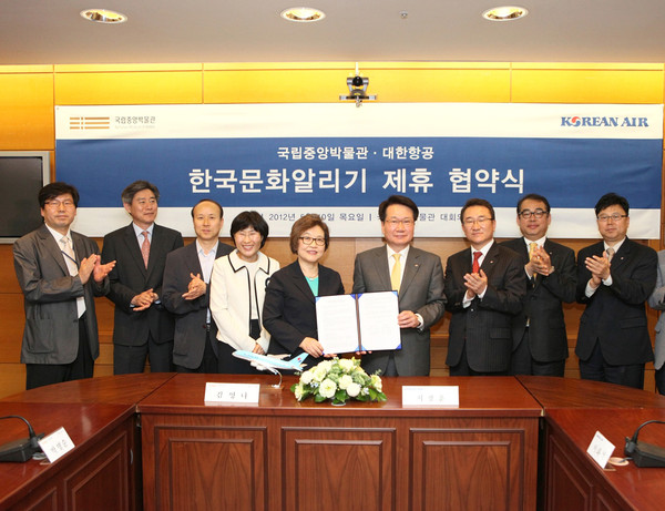 ▲ ⓒ중앙 김영나 국립중앙박물관 관장, 지창훈 대한항공 총괄사장.