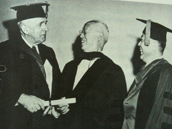 ▲ 1954년7월30일 워싱턴의 조지워싱턴 대학에서 명예박사학위를 받는 이승만. 이 대학은 이승만이 1907년 입학, 학사학위를 받은 모교이다. 그는 자신의 망명시절 