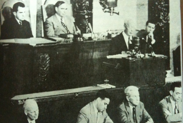 ▲ 1954년8월2일 미국상하양원회의에서 국빈 연설하는 이승만 대통령. 뒤에 닉슨 부통령이 보인다.(왼쪽끝).
