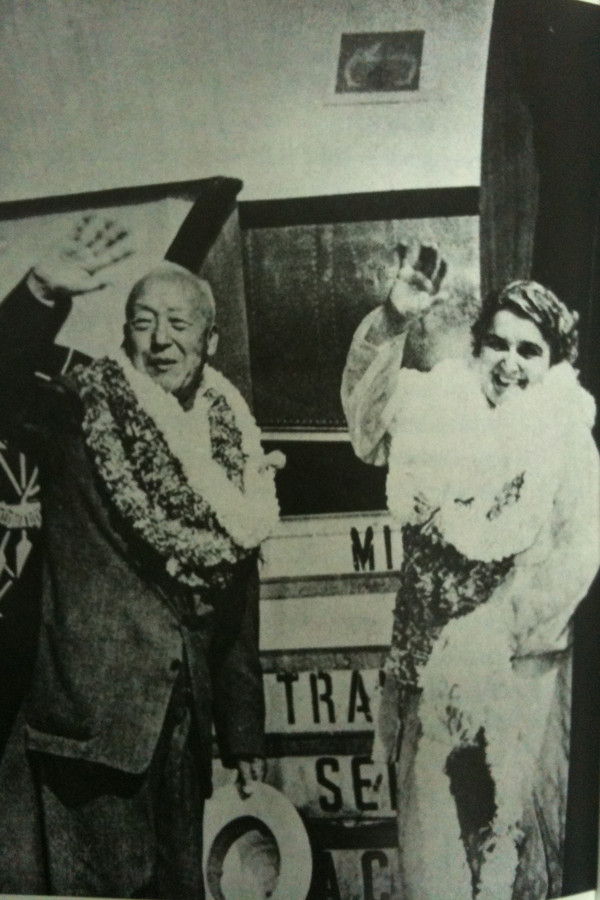 ▲ 망명생활 30여년간 독립을 위해 동분서주했던 미국땅, 대한민국을 건국하고 대통령이 되어 국빈방문한 이승만은 정든 하와이에 들러 친구들을 만난 뒤 귀국 비행기에 올랐다.(1954.8.11)