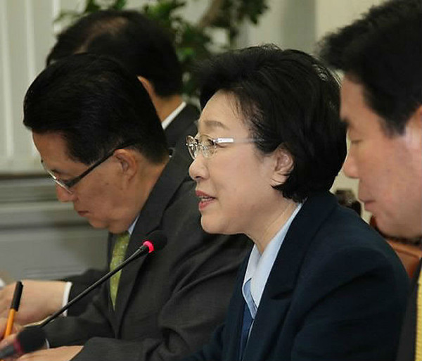 ▲ 지난 3월2일 민주통합당 한명숙 대표가 모바일 경선 조작 의혹 투신자살사건에 대한 입장을 밝히고 있다. ⓒ연합뉴스