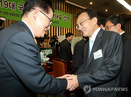 ▲ 민주통합당 박지원 원내대표 경선후보와 이해찬 전 총리가 4일 국회에서 열린 19대 국회 1기 원내대표 겸 당 비대위원장 선거에서 1차 투표를 마치고 나서 인사하고 있다. ⓒ 연합뉴스