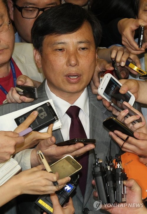 ▲ 통합진보당 조준호 공동대표가 9일 국회 정론관에서 열린 비례대표 부정경선 파문과 관련 기자회견을 마치고 나서 취재진의 추가질문에 답변하고 있다. ⓒ연합뉴스