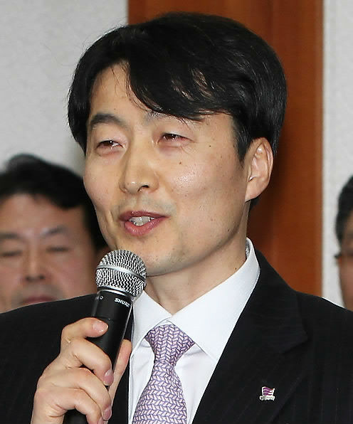 ▲ 12일 오전 과천 중앙선거관리위원회에서 열린 제19대 비례대표 국회의원 당선증 교부식에서 통합진보당 이석기 당선자가 소감을 말하고 있다. ⓒ연합뉴스