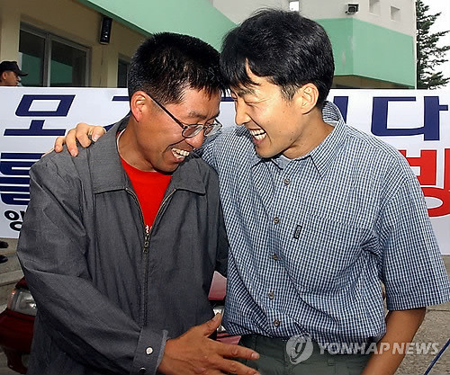 ▲ 이석기(우) 당선자가 지난 2003년 6월 민혁당 결성, 활동한 죄로 복역중 특별휴가로 출소해 민혁당 결성의 핵심이었던 하영옥씨와 껴안고 환하게 웃고 있다. ⓒ연합뉴스
