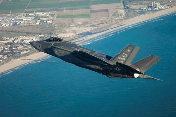 ▲ 시험비행 중인 F-35 라이트닝2 전투기. 스텔스 전투기로 F-15SE, EF-2000과 경쟁 중이다.
