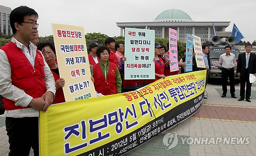 ▲ 서민의힘 등 시민단체 대표들이 11일 국회 앞에서 통합진보당의 비례대표 선거부정 관련 당 내분에 대해 지지 철회와 각성을 촉구하는 기자회견을 하고 있다. 이날 기자회견에는 서민의힘, 전국철거민협의회 중앙회, 전국민속5일장연합회, 민생복지연대, 주거와생존을위한 사회연합 등 5개 단체가 참여했다. ⓒ연합뉴스