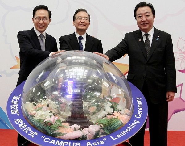 ▲ 한일중 정상회의차 중국을 방문 중인 이명박 대통령이 노다 요시히코 일본총리(가운데)와 원자바오 중국 총리와 함께 캠퍼스 인 아시아 출범식에 참석했다. ⓒ 청와대