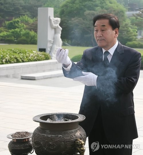 ▲ 새누리당 이재오 의원이 13일 서울 수유리 국립 4.19 민주 묘지를 찾아 참배를 하고 있다. ⓒ 연합뉴스(자료사진)