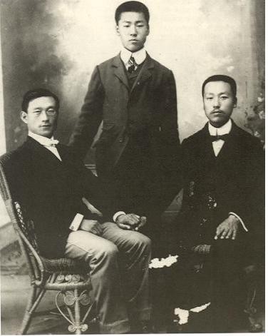 ▲ 미국에 도착한 이승만이 워싱턴 D.C.로 향하여 여행하던 중 1904년 12월 말 시카고에 들려 그곳 한인유지들과 함께 찍은 기념사진. 오른쪽이 이승만.