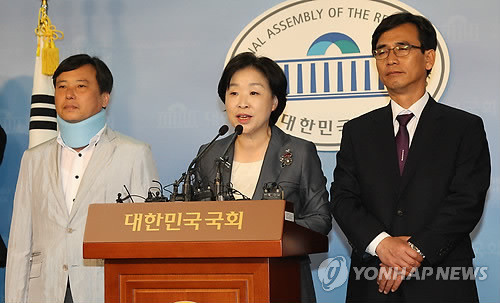 ▲ 통합진보당 중앙위원회 심상정 의장과 유시민 조준호 부의장이 14일 국회 정론관에서 중앙위 전자투표결과를 발표하고 있다. ⓒ 연합뉴스