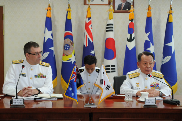▲ 레이 그릭(Ray Griggs) 호주 해군참모총장과 최윤희 우리 해군참모총장의 모습. 호주 해군은 재래식 잠수함 운용 및 제조기술이 뛰어나다.