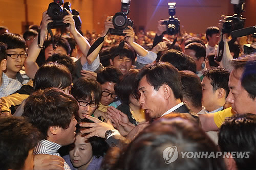 ▲ 통합진보당 중앙위원회 심상정 의장이 12일 고양시 킨텍스에서 열린 제1차 중앙위원회의에서 강령개정을 통과시키고 나서 단상에 난입한 중앙위원과 당원들의 공격을 받고 유시민 공동대표와 행사진행요원의 보호를 받으며 회의장 탈출을 시도하고 있다. ⓒ 연합뉴스(자료사진)