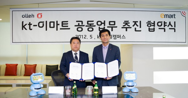 ▲ ⓒ왼쪽부터 KT 스마트홈 담당 이경 상무, 이마트 고객서비스운영담당 이성순 상무.