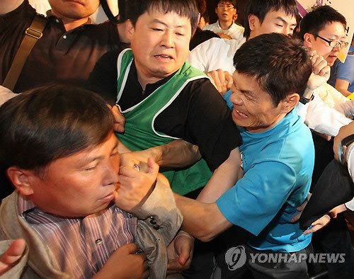 ▲ 통합진보당 비례대표 선거 부정관련 진상조사위원장이었던 조준호 공동대표가 12일 고양시 킨텍스에서 열린 제1차 중앙위원회의에서 강령개정을 통과시키고 나서 단상에 난입한 당원에게 멱살을 잡히고 있다. ⓒ 연합뉴스(자료사진)