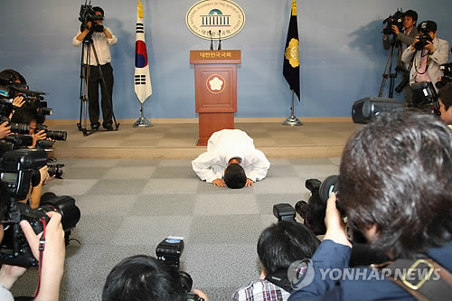 ▲ 통합진보당 강기갑 비대위원장이 14일 국회 정론관에서 당 혁신을 위한 기자회견을 하고 있다. 그는 기자회견에 앞서 큰절을 올리기도 했다. ⓒ 연합뉴스