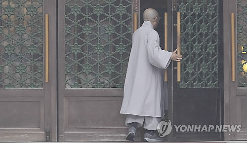 ▲ 불교 조계종 승려들의 도박 사건과 관련해 파문이 일고 있는 가운데 14일 오후 조계종 중앙종회 의장단 및 계파 대표 회의가 열린 종로구 조계사에 긴장감이 감돌고 있다. ⓒ 연합뉴스