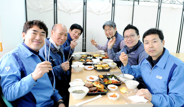 ▲ 시장에 점심을 먹으러 온 GS건설 원성용 부장, 박명호 부장, 왕성욱 부장, 이승률 부장, 최임식 상무, 정인보 부장(왼쪽부터). ⓒ양호상 기자